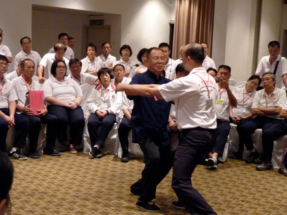 推手是練聽勁以進入懂勁之階。過程如「解」人一般。