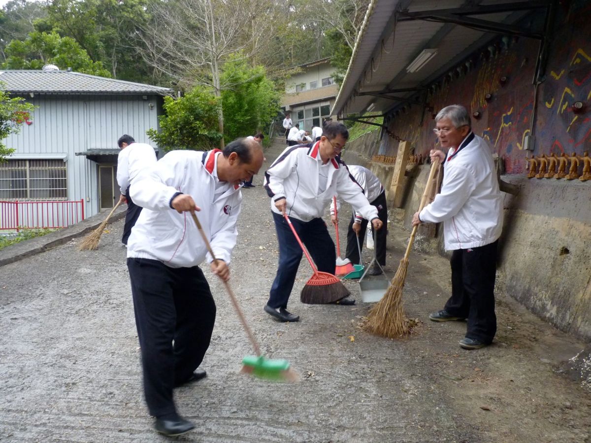 山莊上山步道打掃